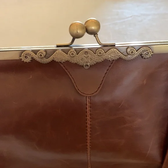 Classic Brown Leather Shoulder Bag with kiss lock clasp - Picture 2 of 5